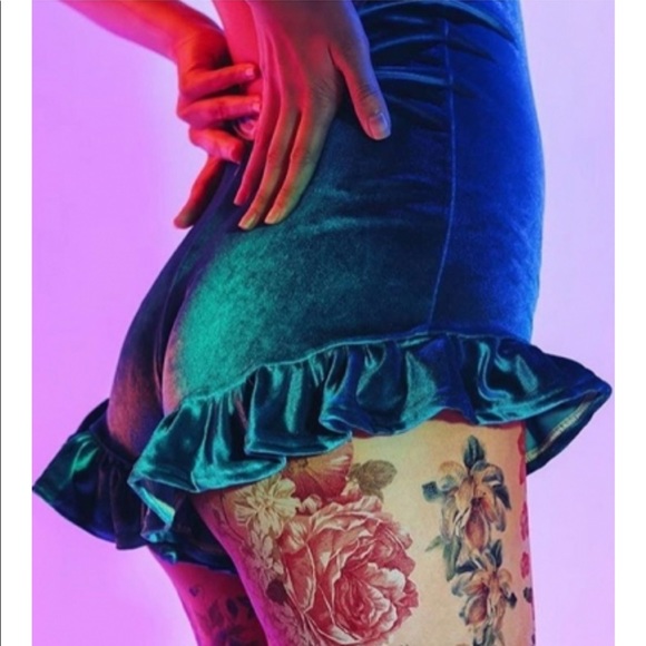 Sexy velvet shorts high waist ruffled BRAND NEW - Picture 1 of 2